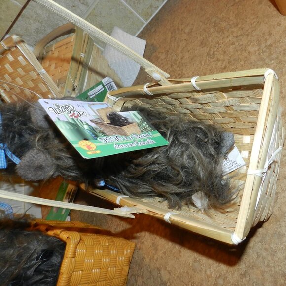The Wizard of Oz Dorothy's Toto in a Basket 🆕FAST😮💨⚡🚚 - Picture 7 of 15